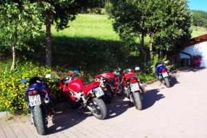 Gli amici motociclisti si prendono una pausa