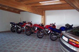 Moto parcheggiate al coperto