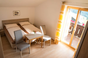 Stanza con letto matrimoniale e balcone