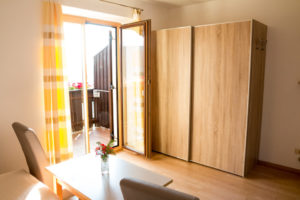 Stanza moderna con tanta luce che entra dal balcone
