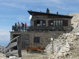 Bewirtschaftete Alpinhütte aus Steinmauern