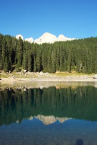 Rosengarten mit Karersee in den Dolomiten