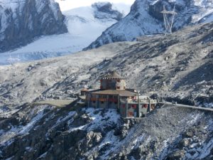 Tibethütte am Stilfser Joch unterhalb vom Gletscher