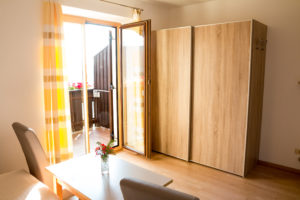 Balkonzimmer mit Kleiderschrank
