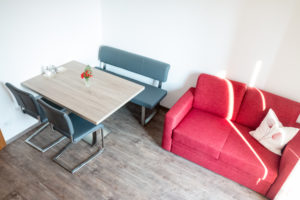 Wohnraum mit Sofa und modernem Esstisch