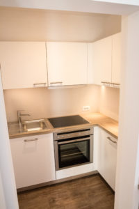 Küche mit Backofen und ausreichend Stauraum
