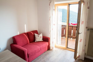 Sofa vor Balkon mit Berblick