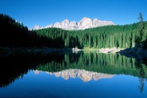 Berggruppe Rosengarten im hellblauem Bergsee gespiegelt