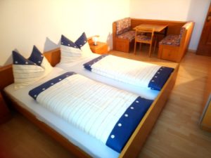 Doppelbett Zimmer mit Tisch